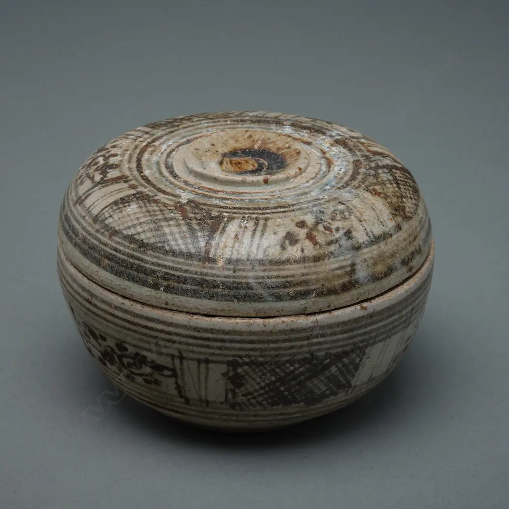 Stoneware covered box – Sawankhalok – 13th to 16thC, Image 1++